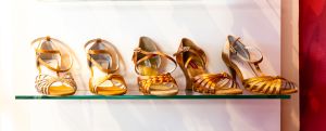 Fünf goldene Damen-Tanzschuhe im Regal