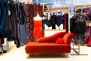 gemütliche rote Couch im Laden